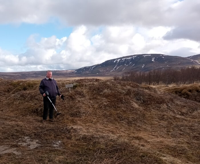 Höfundur með málmleitartæki á Mosfelli